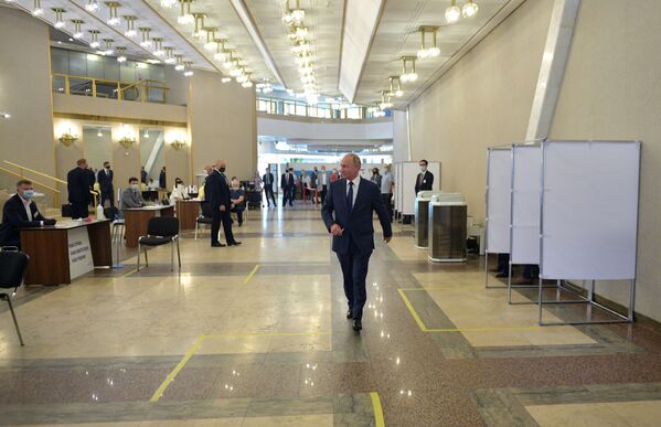 Владимир Путин во время голосования по вопросу одобрения изменений в Конституцию РФ - Sputnik Moldova-România