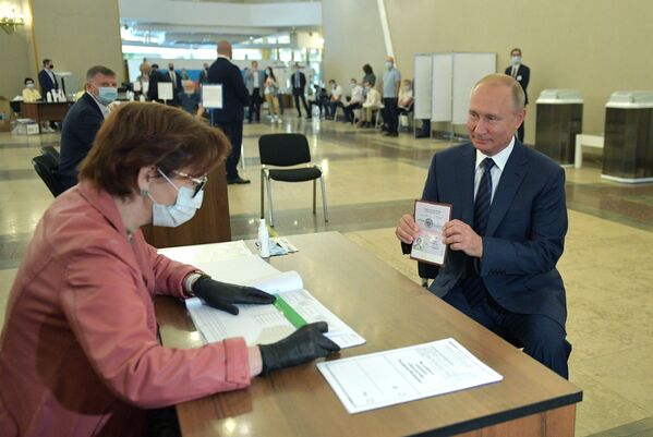 Президент Владимир Путин во время голосования по вопросу одобрения изменений в Конституцию РФ - Sputnik Moldova