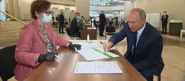 Vladimir Putin a votat în cadrul consultărilor pentru amendarea Constituției Rusiei - Sputnik Moldova-România