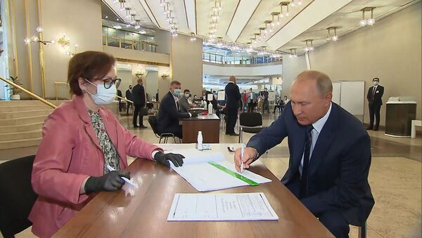 Vladimir Putin a votat în cadrul consultărilor pentru amendarea Constituției Rusiei - Sputnik Moldova-România