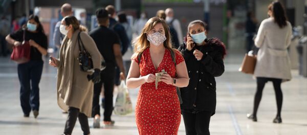 девушка в маске  - Sputnik Moldova