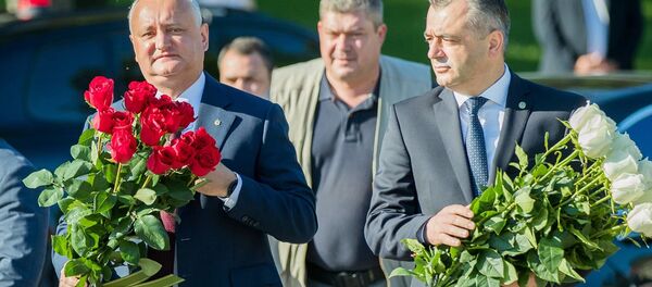  Primele persoane în stat au depus flori la monumentul lui Ștefan cel Mare - Sputnik Moldova