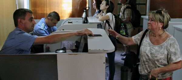 Паспортный контроль на пункте пропуска Армянск на российско-украинской границе в Крыму. - Sputnik Moldova-România