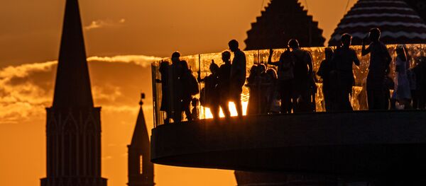 Башни Московского Кремля и купола Покровского собора на закате Башни Московского Кремля и купола Покровского собора на закате - Sputnik Молдова