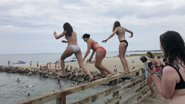 Девушки прыгают с моста в пруд в Эдгартауне, штат Массачусетс - Sputnik Молдова