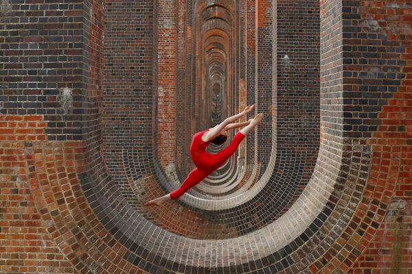 Танцовщица Ханна Мартин во время тренировки у виадука долины Уз в Великобритании - Sputnik Молдова