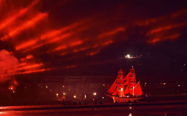 Бриг Россия в акватории Финского залива во время праздника выпускников Алые паруса в Санкт-Петербурге - Sputnik Молдова