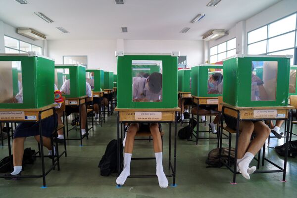  Ученики школы Сэм Хок во время обучения в условиях ослабления карантинных мер, Таиланд - Sputnik Молдова