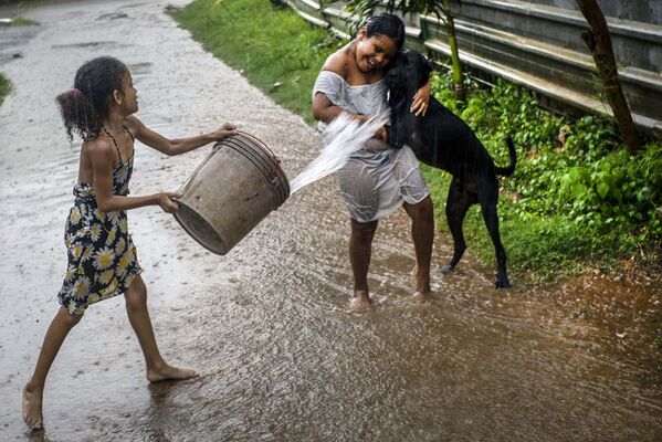 Дети играют под дождем, Гавана, Куба - Sputnik Молдова