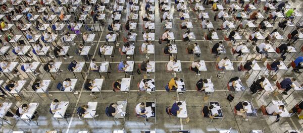 Студенты сдают вступительный экзамен в университет, Белград, Сербия Студенты сдают вступительный экзамен в университет, Белград, Сербия - Sputnik Молдова