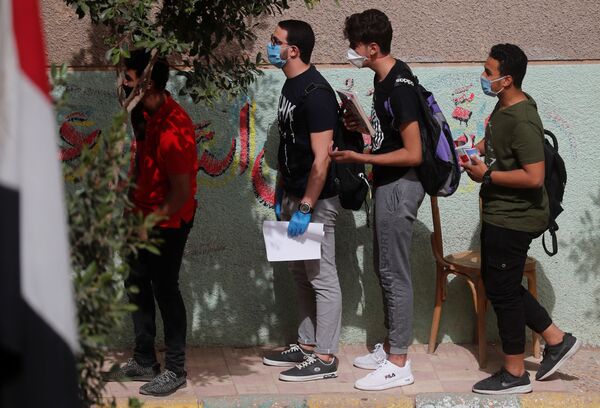 Учащиеся старших классов в защитных масках в первый день выпускных экзаменов в Каире, Египет - Sputnik Молдова