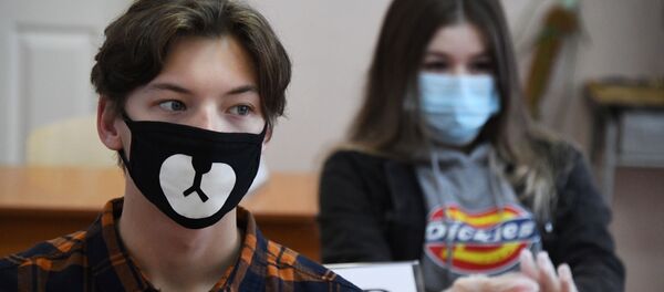 Школьники перед началом единого государственного экзамена в средней общеобразовательной школе №13 Владивостока Школьники перед началом единого государственного экзамена в средней общеобразовательной школе №13 Владивостока - Sputnik Moldova-România