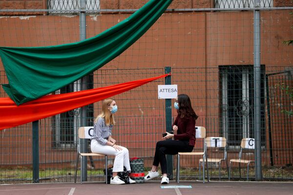 Студенты во время сдачи экзаменов в Риме, Италия  - Sputnik Молдова