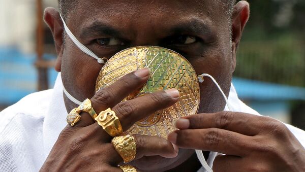 Житель индийского штата Махараштра Шанкар Кураде носит золотую защитную маску на фоне распространения коронавируса - Sputnik Молдова