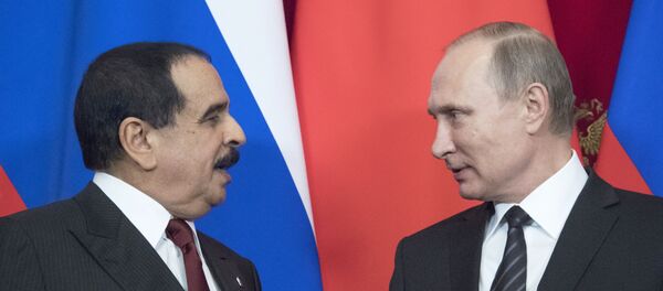 Президент РФ Владимир Путин (справа) и король Бахрейна Хамад бен Иса Аль Халифа  - Sputnik Молдова