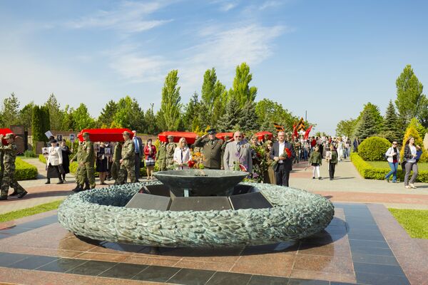 Sicriile cu osemintele ostașilor-eliberatori sunt aduse pe teritoriul complexului memorialistic. - Sputnik Moldova