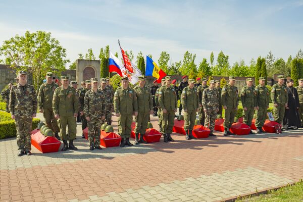 La ceremonie participă militari ai contingentului de pacificatori din Rusia și Transnistria. - Sputnik Moldova