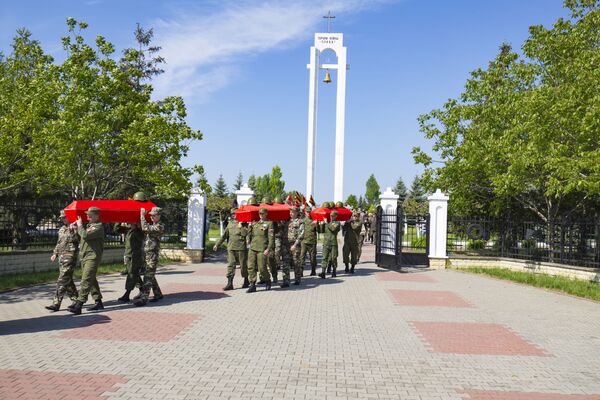 Cimitirul se află nu departe de memorial. - Sputnik Moldova