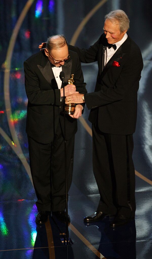 Режиссер Клинт Иствуд во время вручения премии композитору Эннио Морриконе на церемонии Оскар в Голливуде - Sputnik Молдова