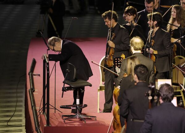 Итальянский композитор Эннио Морриконе после концерта для бездомных в Ватикане  - Sputnik Молдова