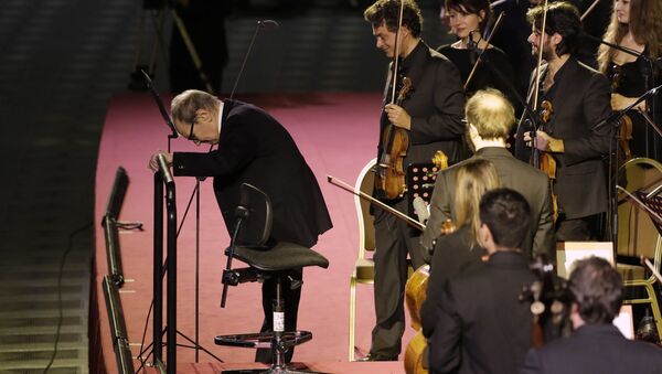 Итальянский композитор Эннио Морриконе после концерта для бездомных в Ватикане  - Sputnik Молдова