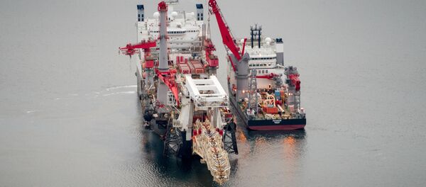 Судно-трубоукладчик Solitaire и судно снабжения Fortitude стоят на якоре в Дании - Sputnik Moldova