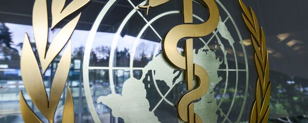 Эмблема ВОЗ на входе в здание штаб-квартиры организации в Женеве  - Sputnik Молдова