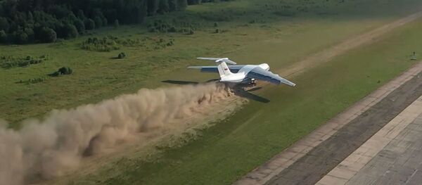  Взлет и посадка на грунт: экипажи Ил-76 показали сложнейший элемент летной подготовки - Sputnik Молдова