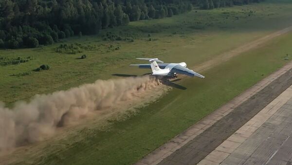  Взлет и посадка на грунт: экипажи Ил-76 показали сложнейший элемент летной подготовки - Sputnik Молдова