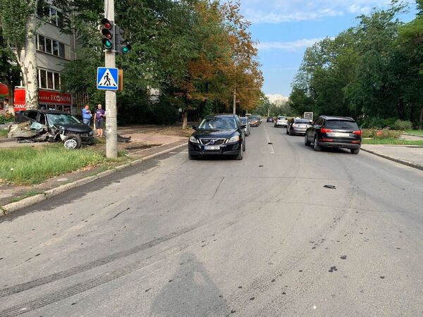 Accident grav în Capitală: O mașină a fost făcută zob - Foto Accident grav în Capitală: O mașină a fost făcută zob - Foto - Sputnik Moldova