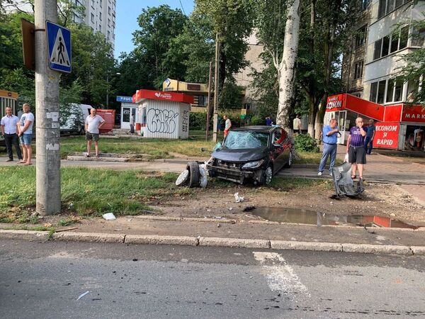 Accident grav în Capitală: O mașină a fost făcută zob - Foto Accident grav în Capitală: O mașină a fost făcută zob - Foto - Sputnik Moldova