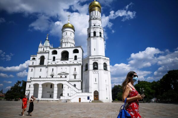 Посетители рядом с колокольней Ивана Великого на территории Московского Кремля - Sputnik Молдова