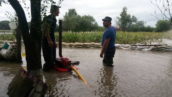 Angajații IGSU continuă să fortifice digurile de protecție împotriva riscului de inundații - Sputnik Moldova
