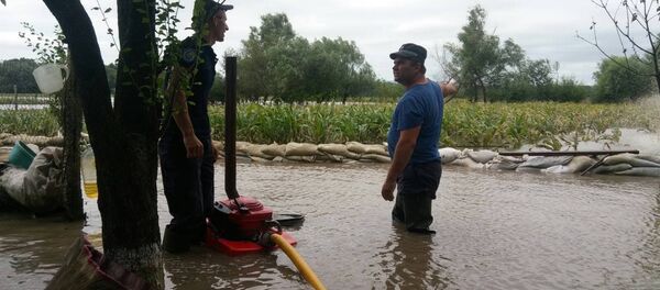 Angajații IGSU continuă să fortifice digurile de protecție împotriva riscului de inundații - Sputnik Moldova