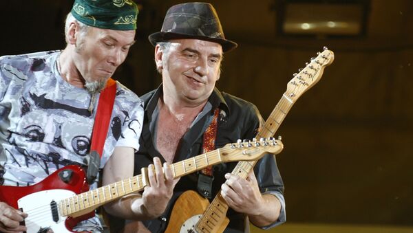 Участники группы Чайф Владимир Шахрин и Владимир Бегунов (справа налево) Участники группы Чайф Владимир Шахрин и Владимир Бегунов (справа налево) - Sputnik Молдова