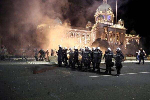 Полицейские во время массовых беспорядков в Белграде, Сербия  - Sputnik Moldova-România
