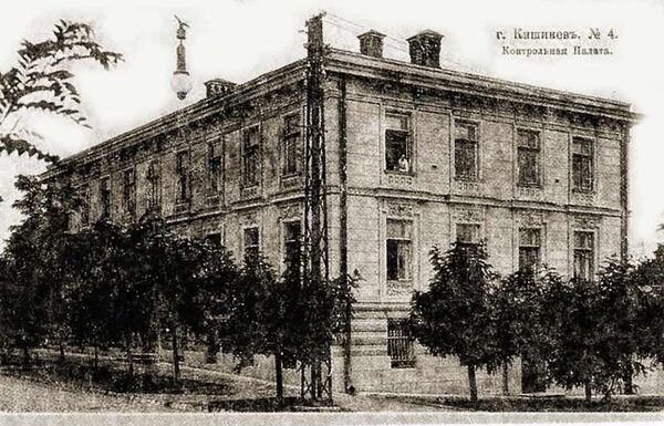 Чугунные свидетели Российской Империи в Кишиневе Чугунные свидетели Российской Империи в Кишиневе - Sputnik Молдова