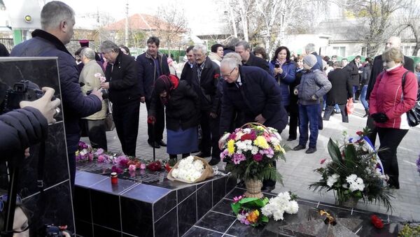 Посол России в Молдове Фарит Мухаметшин возлагает цветы к мемориалу в селе Пырлица - Sputnik Молдова