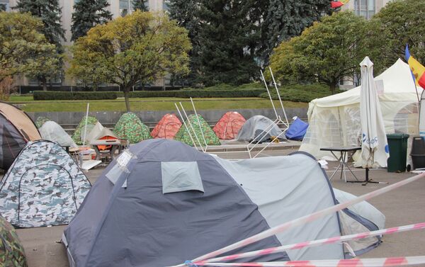 Ветер сдувает палатки в протестном городке - Sputnik Молдова