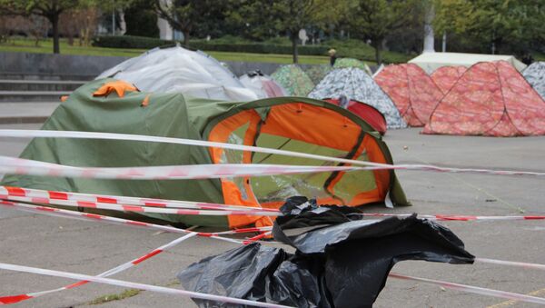 Ветер сдувает палатки в протестном городке - Sputnik Moldova