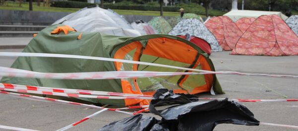 Ветер сдувает палатки в протестном городке - Sputnik Молдова