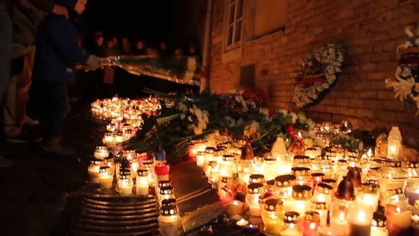 СПУТНИК_Жители разных стран зажигали свечи на акциях в знак солидарности с Парижем - Sputnik Молдова