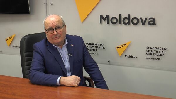 Руководитель Sputnik Молдова Владимир Новосадюк читает стихотворение Михая Эминеску - Sputnik Moldova