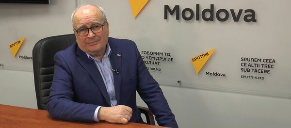 Руководитель Sputnik Молдова Владимир Новосадюк читает стихотворение Михая Эминеску - Sputnik Moldova