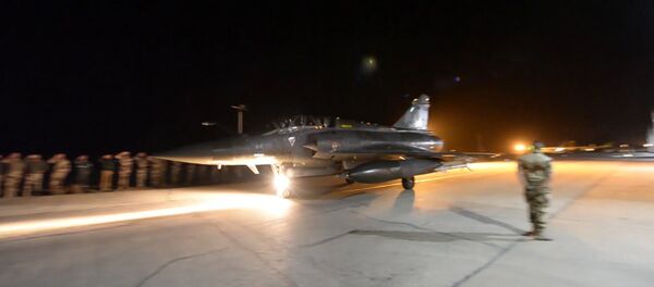 Спутник_Военные отдали честь вылетающему для атаки ИГ истребителю ВВС Франции - Sputnik Молдова