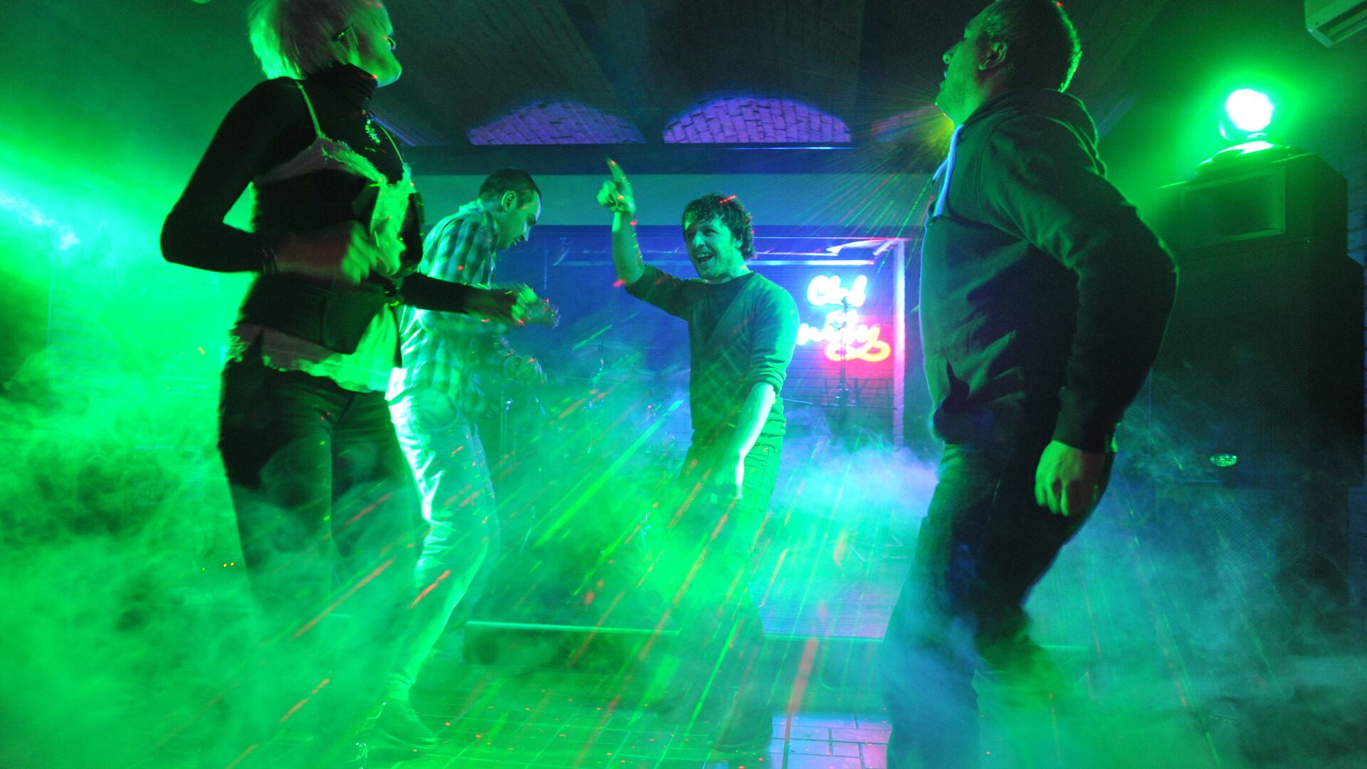 Молодые люди танцуют на дискотеке в одном из ночных клубов. - Sputnik Moldova-România, 1920, 28.07.2021