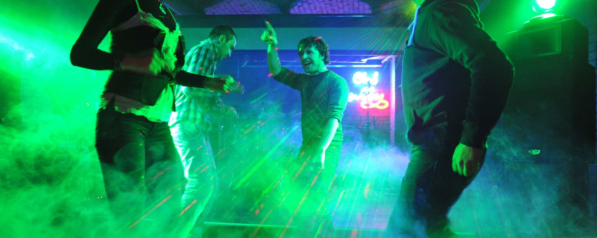Молодые люди танцуют на дискотеке в одном из ночных клубов. - Sputnik Moldova, 1920, 20.01.2022