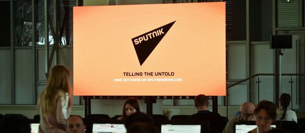 Журналисты на фоне экрана с логотипом агентства Sputnik в пресс-центре Восточного экономического форума - Sputnik Moldova