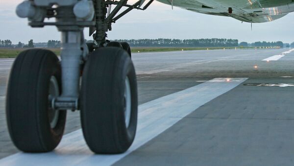 Архивное фото. Взлетно-посадочная полоса аэропорта и шасси самолета - Sputnik Moldova