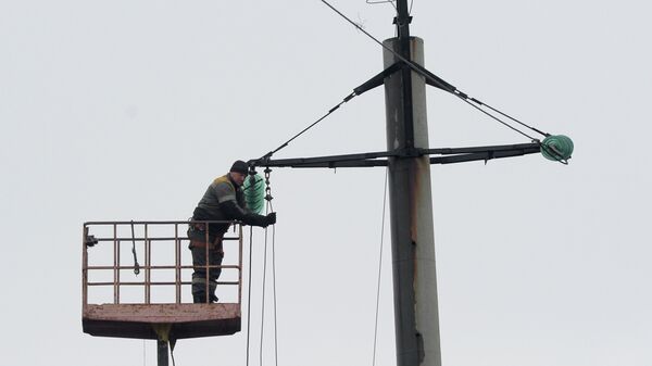 Ремонт линий электропередачи (Архивное фото) - Sputnik Молдова